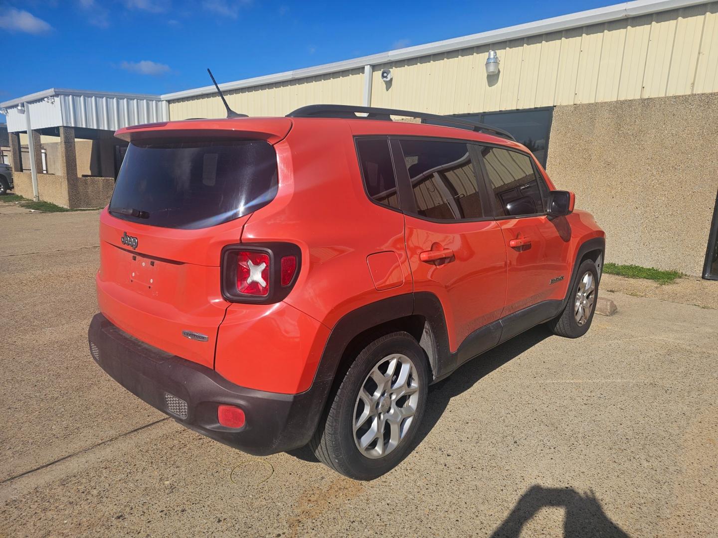 2015 ORANGE Jeep Renegade Latitude FWD (ZACCJABT1FP) with an 2.4L L4 engine, 6-Speed Manual transmission, located at 533 S Seven Points BLVD, Seven Points, TX, 75143, (430) 255-4030, 32.313999, -96.209351 - Photo#2